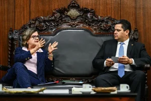 A líder do governo no Senado, senadora Teresa Leitão (PT-PE), e o presidente da Casa, senador Davi Alcolumbre (União-AP)  • Foto: Pedro Gontijo/Senado Federal