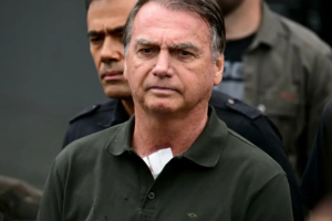Jair Bolsonaro deixa hospsital em Brasília após a realização de procedimentos - 14/09/2025 (Pablo PORCIUNCULA/AFP)