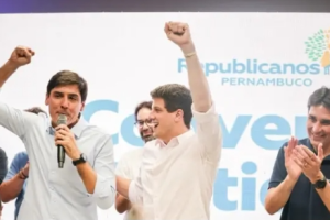Da esq. para a dir., Carlos Costa, João Campos e Silvio Costa Filho, durante convenção do Republicanos que aprovou a chapa ao governo de Pernambuco (Republicanos/Divulgação)