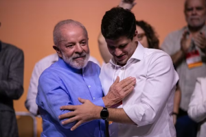 Presidente Lula e o ex-prefeito João Campos em evento do PSB — Foto: Brenno Carvalho / Agência O Globo