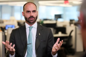 Foto de Arquivo: o deputado Eduardo Bolsonaro conversa com a Reuters sobre seus esforços para pressionar o Brasil a suspender o julgamento de seu pai, o ex-presidente brasileiro de direita Jair Bolsonaro, em Washington, D.C., EUA, em 14 de agosto de 2025 — Foto: REUTERS/Jessica Koscielniak/File Photo