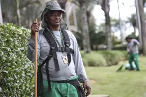 Para o jardineiro Arnaldo Manoel Nunes,  a isenção do IR é medida boa para o orçamento doméstico - Foto Marcelo Camargo/Agência Brasil