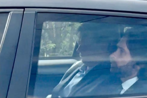 O governador de São Paulo, Tarcísio de Freitas, chega à Papudinha para visitar Bolsonaro — Foto: Afonso Ferreira/TV Globo