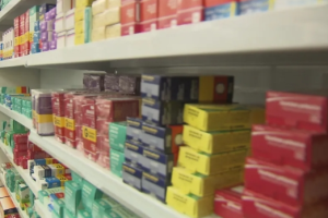 Medicamentos enfileirados em prateleira de farmácia — Foto: Reprodução/TV Globo